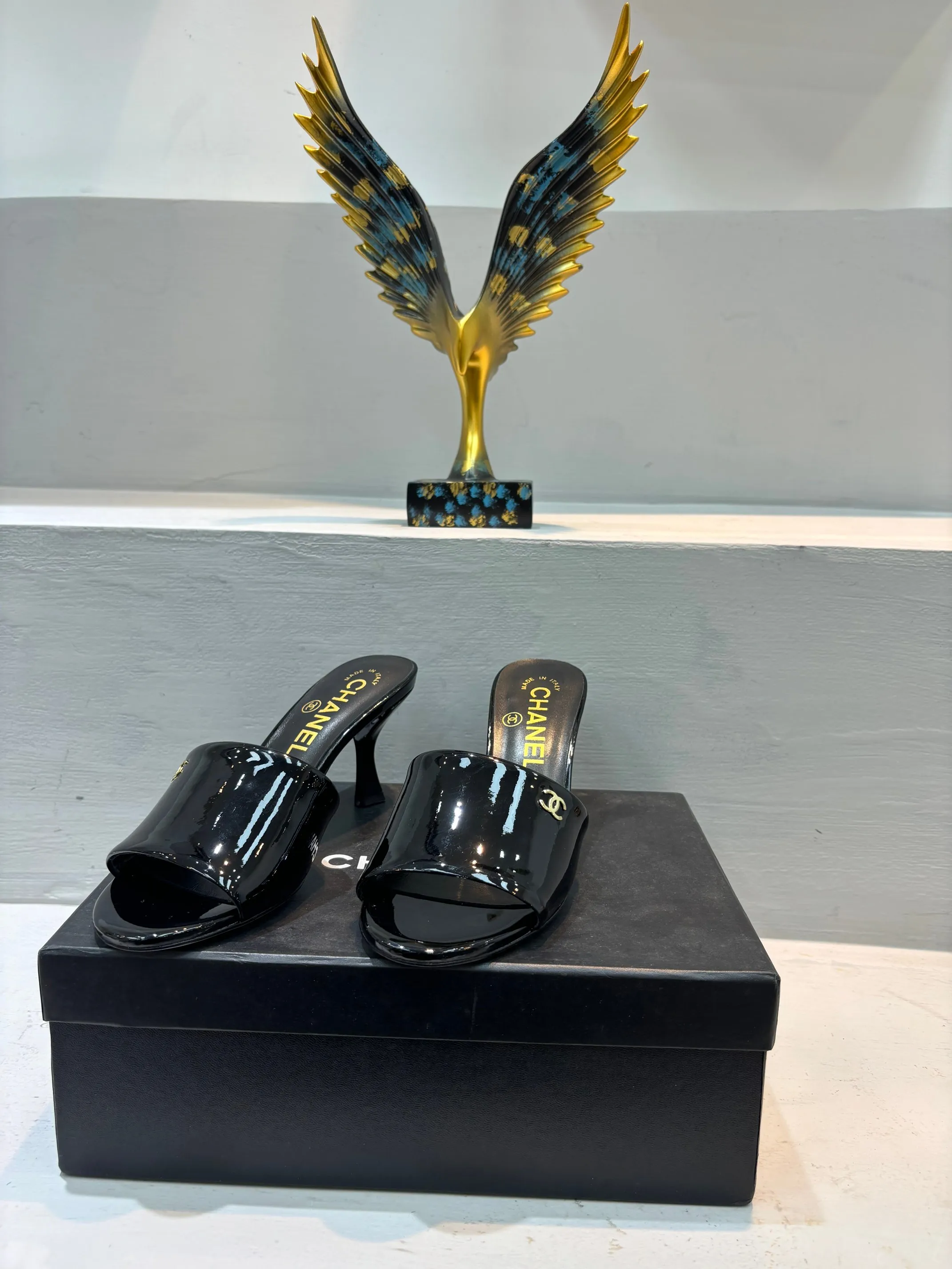 👟👟Ex-factory price 520👟👟 🌲🌲🌲 Chanel's new slippers for early summer, the same style is used by major fashion bloggers and celebrities, they are so beautiful! The upper is made of imported glossy patent leather and the lining is made of sheepskin. Original leather outsole, heel height 5cm. Size: 35-41 (custom-made 40 and 41 non-refundable)